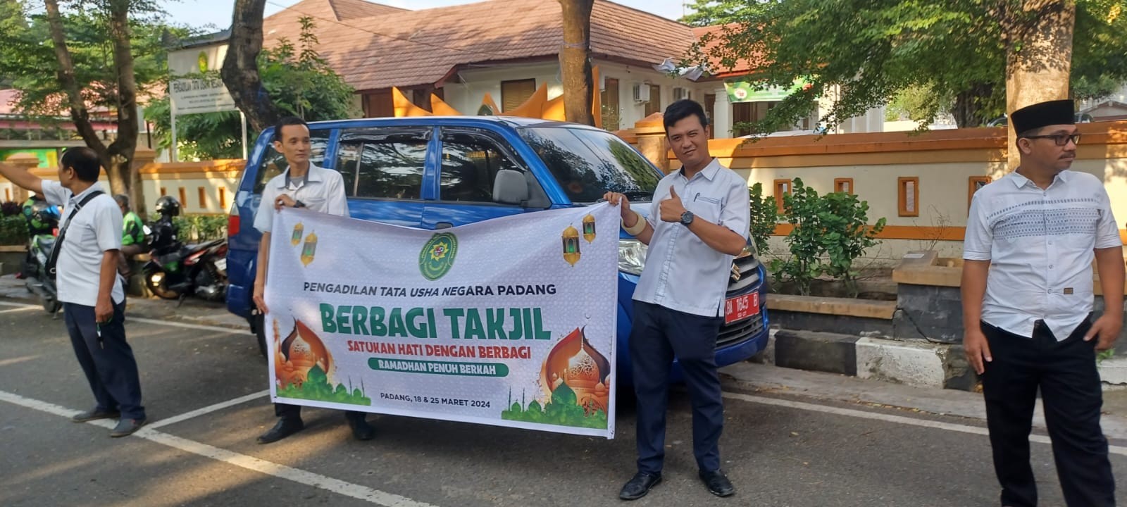 PTUN Padang melaksanakan Kegiatan Pembagian Takjil gratis