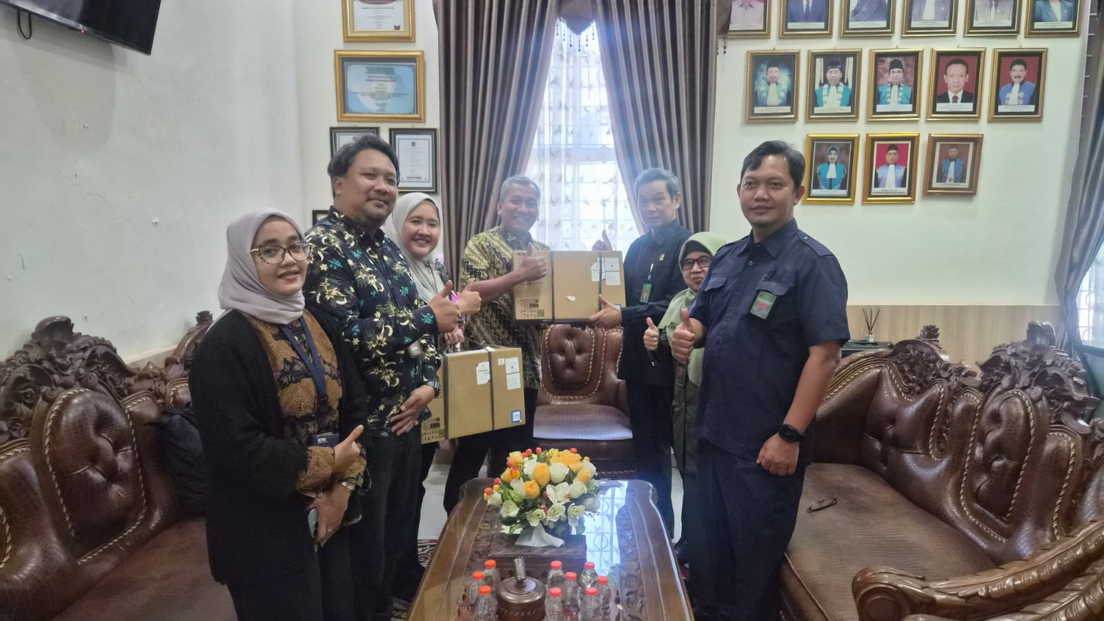 Serah Terima 2 Unit Laptop BMN PTUN Padang