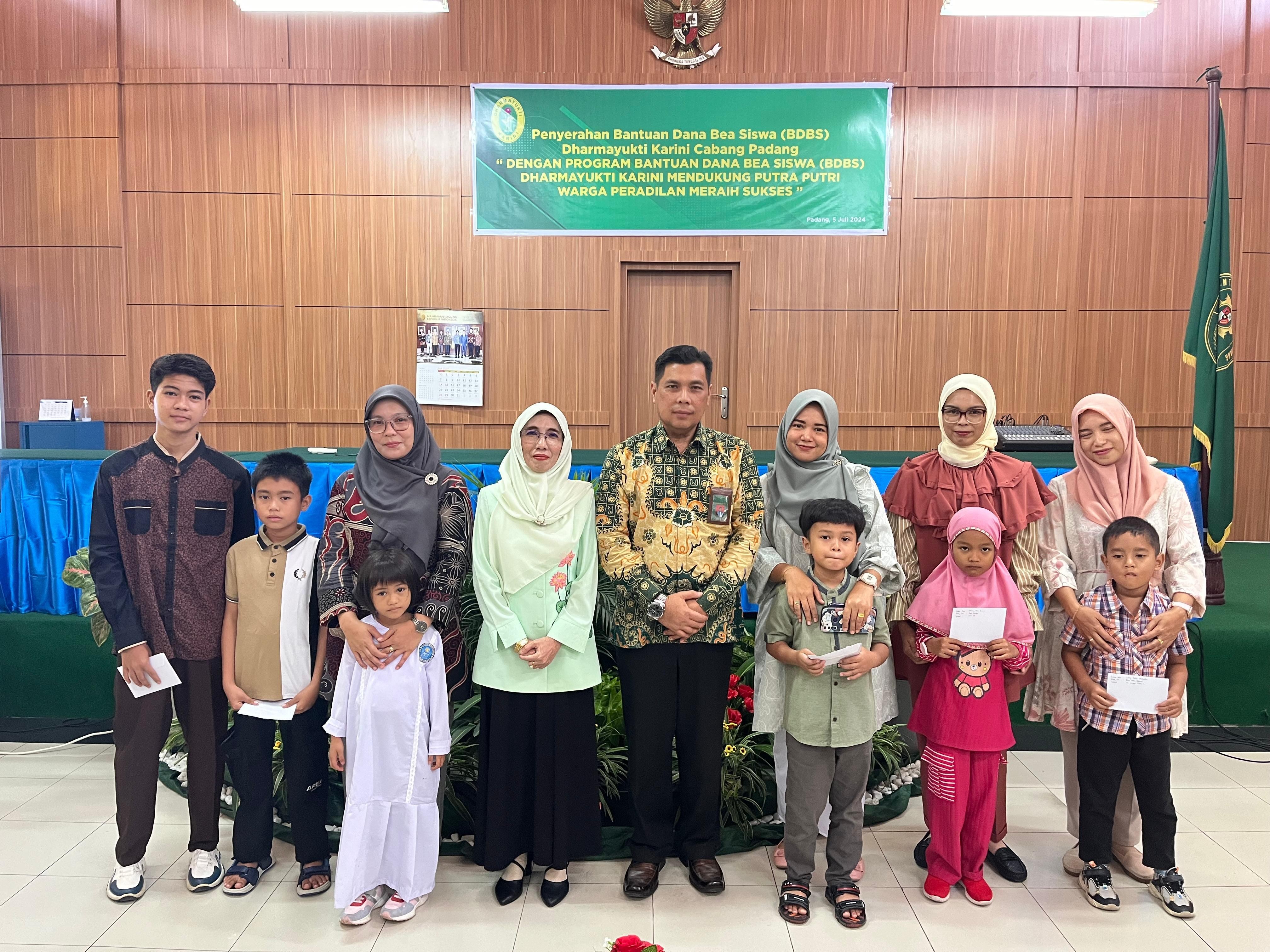 Penyerahan Bantuan Dana Beasiswa ( BDBS ) Dharmayukti Karini Cabang Padang