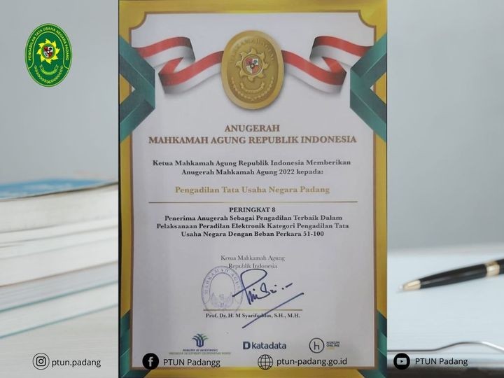 Ketua Mahkamah Agung memberikan Anugerah Mahkamah Agung 2022