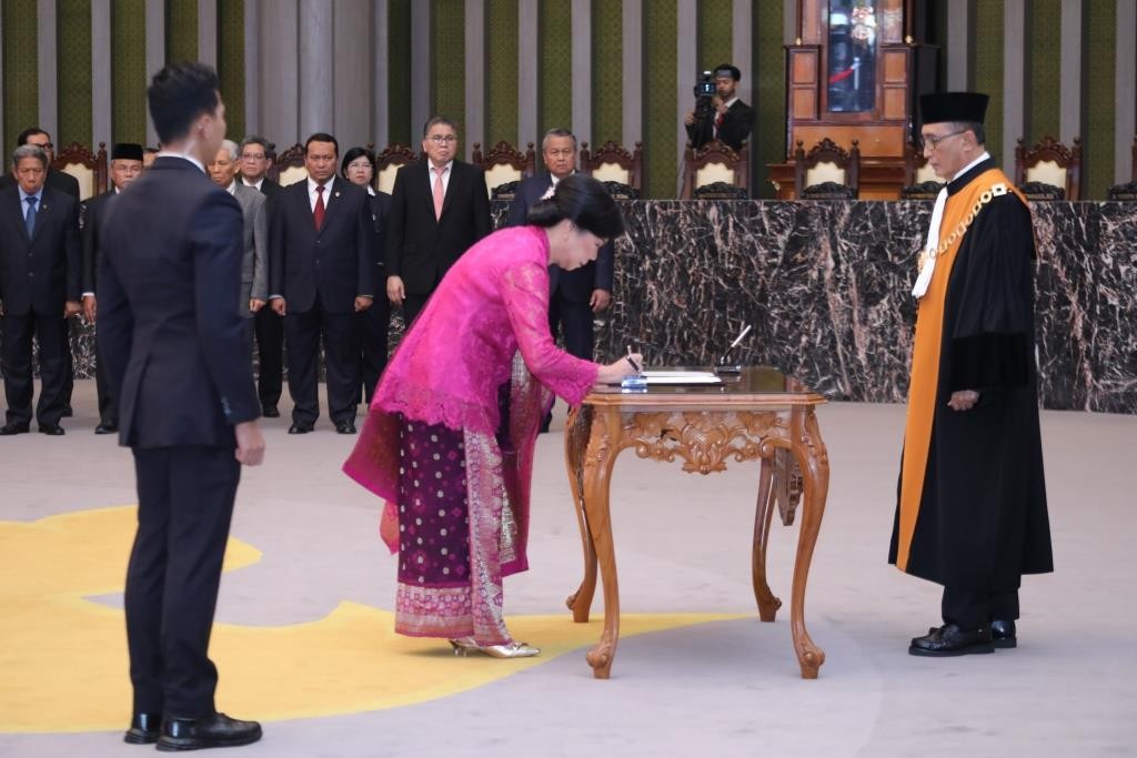 Filianingsih Hendarta mengucapkan sumpah jabatan sebagai Deputi Gubenur Bank Indonesia dihadapan Wakil Ketua MARI Bidang Yudisial