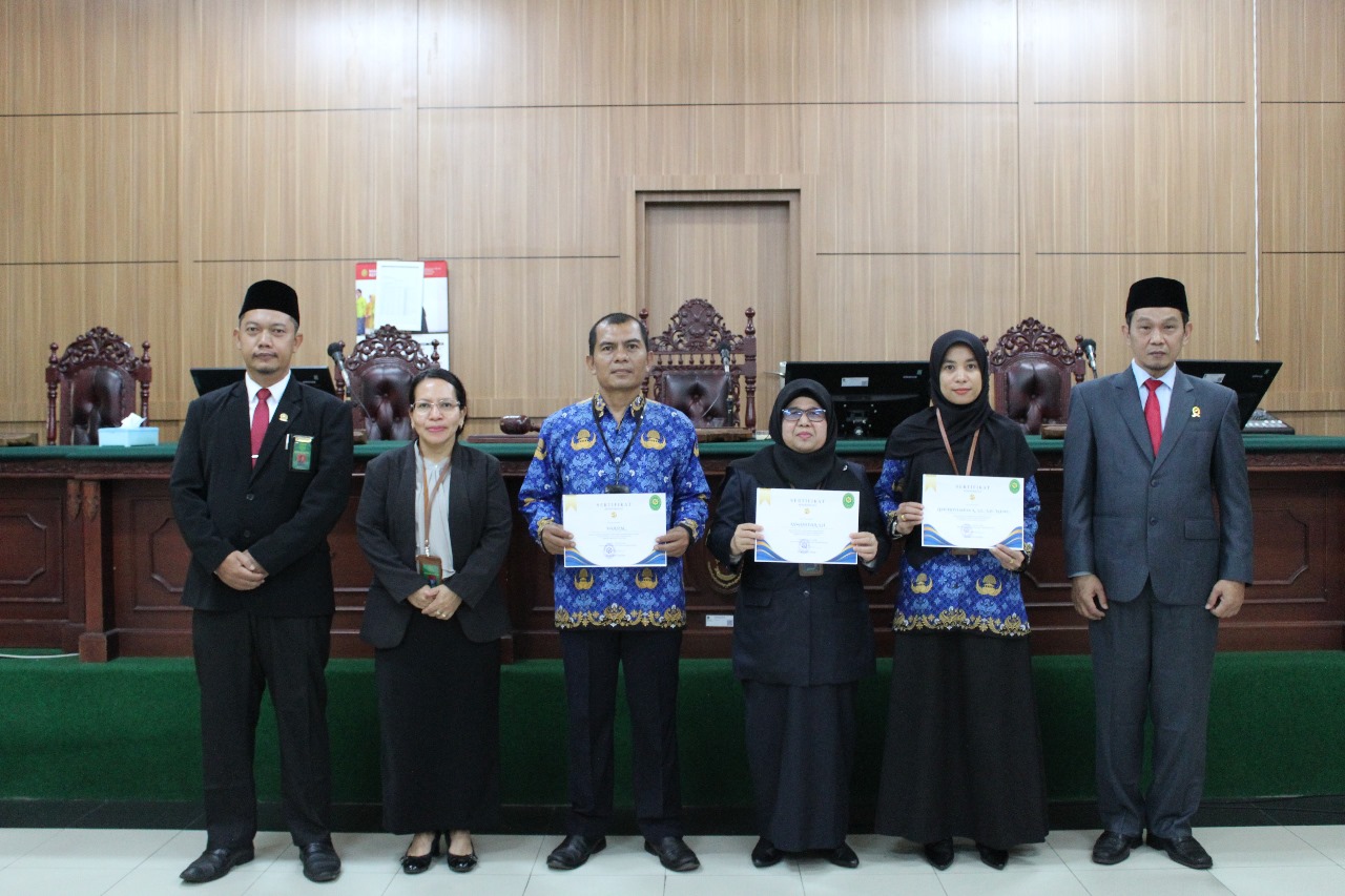 Pemberian Sertifikat penghargaan kepada Pegawai Terbaik PTUN Padang