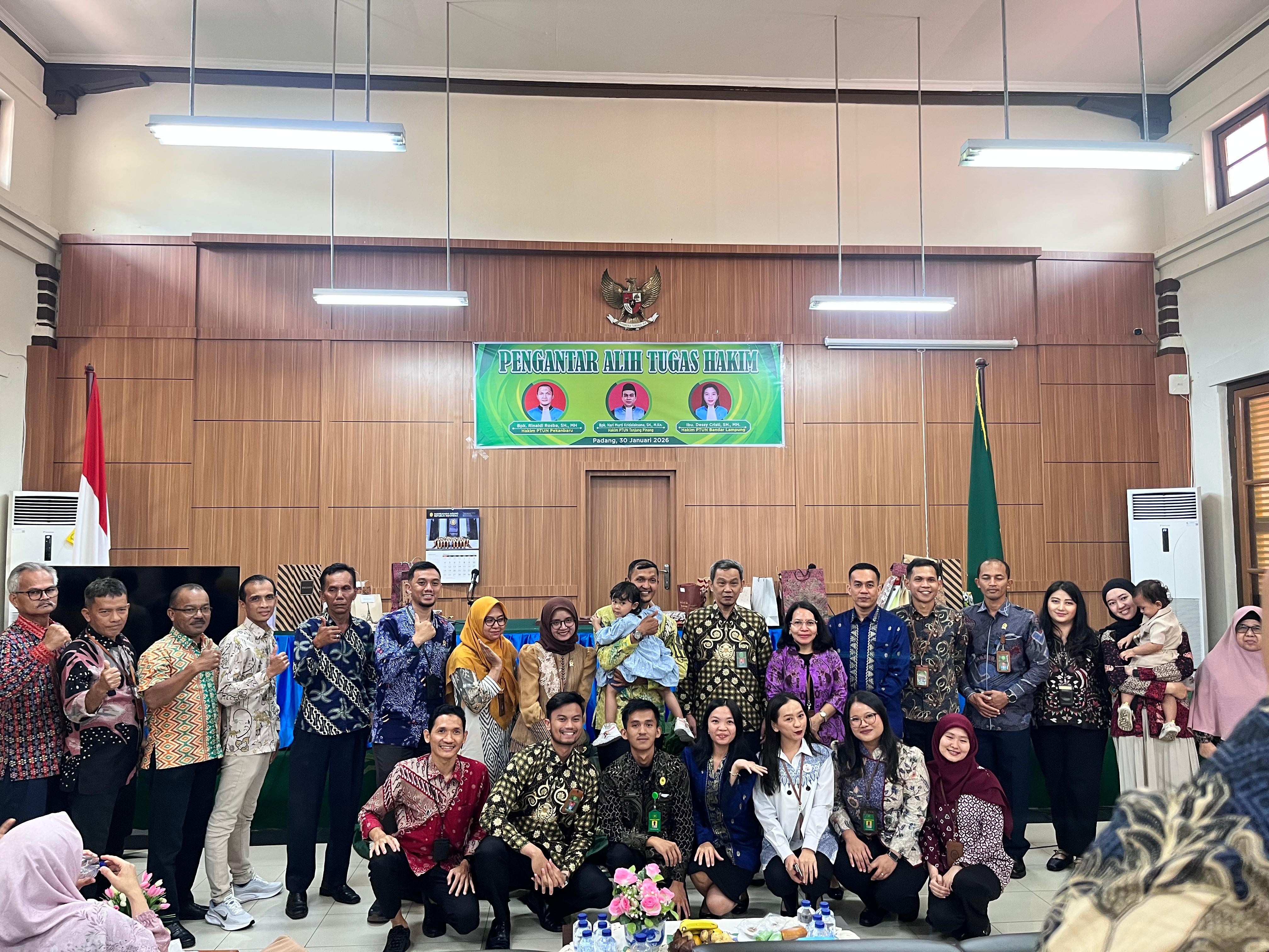 PENGANTAR ALIH TUGAS HAKIM A.N. BAPAK RINALDI ROSBA S.H., M.H., IBU DESSY CRISTI, S.H., M.H., BAPAK HARI MURTI KRIDALAKSANA, S.H., M.Kn.