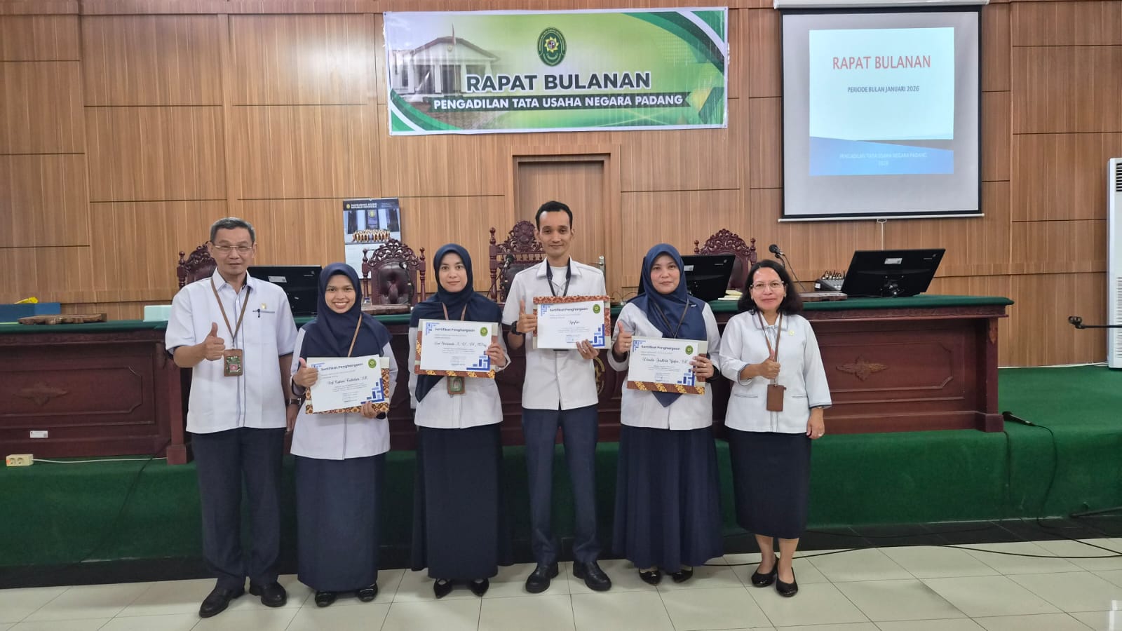 Pemberian Penghargaan kepada Pegawai terbaik